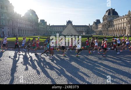 Paris, Frankreich. August 2024. Die Athleten treten während des Athletikmarathons der Männer bei den Olympischen Spielen 2024 in Paris, Frankreich, am 10. August 2024 an. Quelle: Li Gang/Xinhua/Alamy Live News Stockfoto