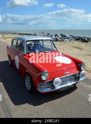 Klassischer Red Ford Anglia bei einer Oldtimer-Rallye an der Felixstowe-Küste. Stockfoto