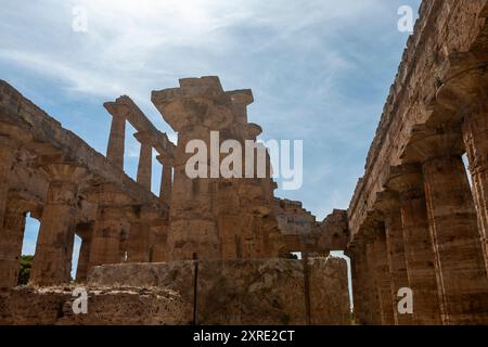 Die „Cella“ oder das innere Heiligtum des Tempels von Hera II (fälschlicherweise auch Tempel des Neptun oder des Poseidon genannt), ein griechischer Tempel, der ungefähr erbaut wurde Stockfoto