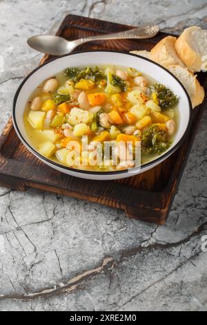 Zuppa Frantoiana Bohnen- und Gemüsesuppe Nahaufnahme auf der Schüssel auf dem Holzbrett. Vertikal Stockfoto