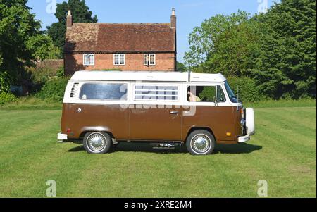 Klassischen braunen und weißen Volkswagen Auto geparkt auf Village Green. Stockfoto