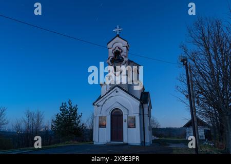 Orthodoxe Kirche bei Nacht mit Sternenpfaden am Himmel Stockfoto