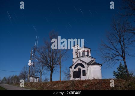 Orthodoxe Kirche bei Nacht mit Sternenpfaden am Himmel Stockfoto