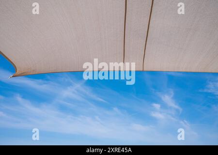 Strand Graal Müritz Deutschland im Sommer 2024 beiges Sonnensegel vor blauem Himmel am Strand Graal Müritz bei Rostock. *** Strand Graal Müritz Deutschland im Sommer 2024 beige Markise vor blauem Himmel am Strand Graal Müritz bei Rostock Stockfoto