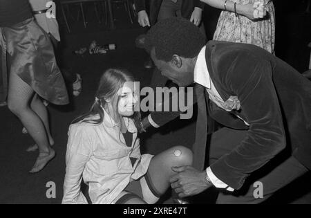 1970s Music Industry Office Party der Veranstaltungsort Nachtclub von Virgin Records. Eine schicke Kleid-Büro-Party. Victoria, London, England 11. November 1978 1970, Großbritannien HOMER SYKES Stockfoto