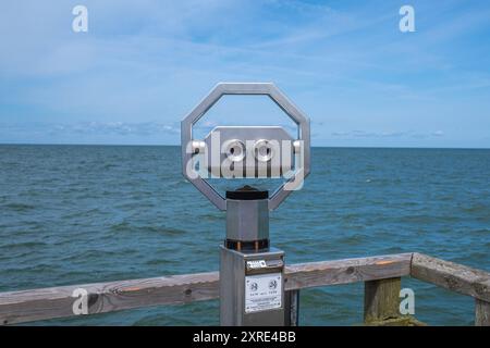 Seebrücke Graal Müritz Deutschland im Sommer 2024: Fernglas an der hölzernen Seebrücke im Ostseeheilbad Graal Müritz bei Rostock. *** Graal Müritz Pier Deutschland im Sommer 2024 Ferngläser auf dem Holzsteg im Ostseebad Graal Müritz bei Rostock Stockfoto