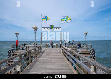 Seebrücke Graal Müritz Deutschland im Sommer 2024: Die hölzerne Seebrücke im Ostseeheilbad Graal Müritz bei Rostock. *** Graal Müritz Pier Deutschland im Sommer 2024 die Holzpier im Ostseebad Graal Müritz bei Rostock Stockfoto