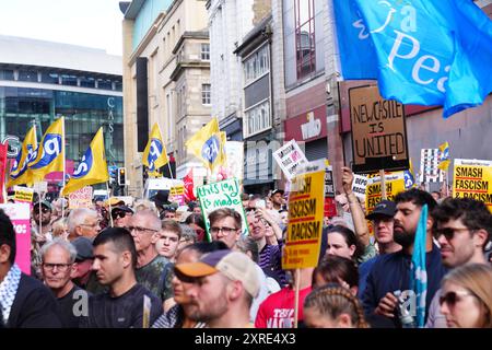 Anti-Rassismus-Demonstranten demonstrieren in Newcastle vor einer rechtsextremen Anti-Einwanderungsdemonstration. Bilddatum: Samstag, 10. August 2024. Stockfoto