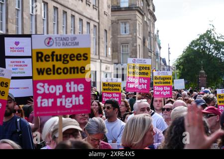 Anti-Rassismus-Demonstranten demonstrieren in Newcastle vor einer rechtsextremen Anti-Einwanderungsdemonstration. Bilddatum: Samstag, 10. August 2024. Stockfoto