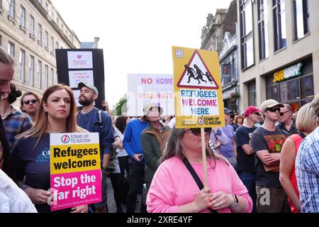 Anti-Rassismus-Demonstranten demonstrieren in Newcastle vor einer rechtsextremen Anti-Einwanderungsdemonstration. Bilddatum: Samstag, 10. August 2024. Stockfoto