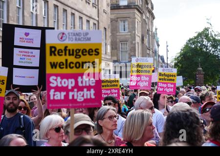 Anti-Rassismus-Demonstranten demonstrieren in Newcastle vor einer rechtsextremen Anti-Einwanderungsdemonstration. Bilddatum: Samstag, 10. August 2024. Stockfoto