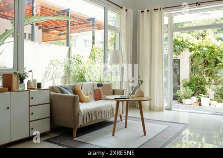 Komfortables Sofa Im Wohnzimmer Stockfoto