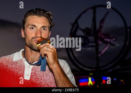 Vaires-sur-Marne, Paris. August 2024. Martin Fuksa aus Tschechien feiert mit seiner Goldmedaille, als er am 9. August 2024 bei den Olympischen Spielen in Vaires-sur-Marne, Paris, Frankreich, das 1000-m-Finale gewann. Quelle: Ondrej Deml/CTK Photo/Alamy Live News Stockfoto