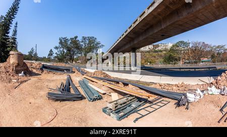 Bauwesen Industrial Road Highways Stahlrohstoffe vor Ort für die Erweiterung der Landschaft von Rampenüberführungen. Stockfoto