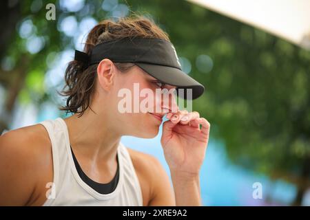 Versailles, Frankreich. August 2024. Olympia, Paris 2024, moderner Pentathlon, Rebecca Langrehr aus Deutschland reagiert nach dem Wettbewerb. Quelle: Rolf Vennenbernd/dpa/Alamy Live News Stockfoto