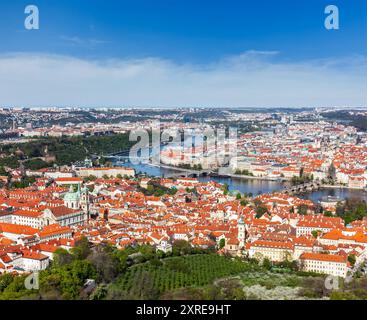 Blick auf die Karlsbrücke über die Moldau und die Altstadt von Petri Stockfoto