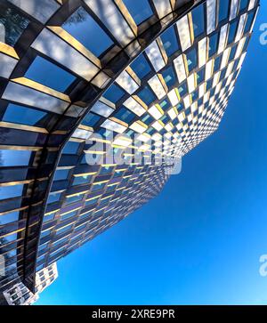Abstrakte moderne Architektur von unten vor klarem blauem Himmel Stockfoto