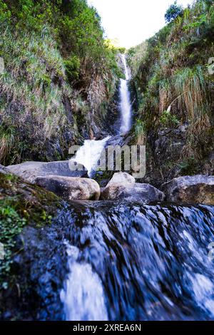 Wasserfall entlang des Salkantay Trek Stockfoto