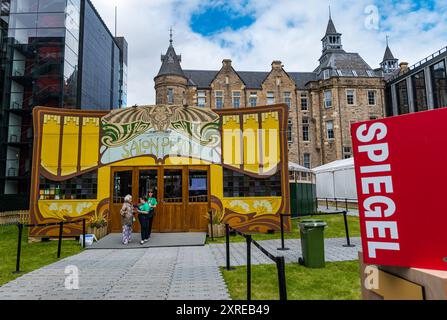 Edinburgh, Schottland, Vereinigtes Königreich, 10. August 2024. Edinburgh International Book Festival: Das neue Zuhause des Festivals öffnet heute seine Pforten im neu renovierten Futures Institute, ehemals Edinburgh Royal Infirmary, mit dem Spiegeltent. Quelle: Sally Anderson/Alamy Live News Stockfoto