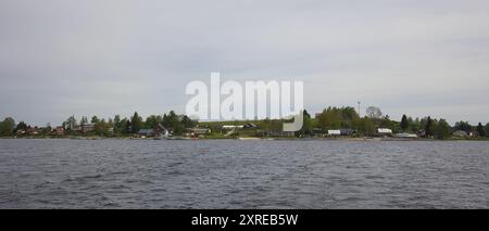 Blick auf Dolní Vltavice am Ufer des Stausees Lipno in der Tschechischen Republik. Stockfoto