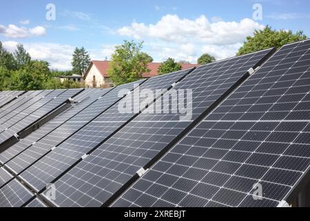 PVT-Panels bestehen aus Solarzellen (PV), die Sonnenlicht in Strom umwandeln, und Wärmetauscher (T), der Wärme aus der Außenluft und t absaugt Stockfoto