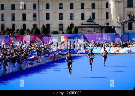 Paris, Frankreich. August 2024. Emile CAIRESS aus Großbritannien, Deresa Goleta aus Äthiopien absolvierte am 10. August 2024 den Men's Marathon bei den Invaliden während der Olympischen Spiele 2024 in Paris. Foto: Julien Poupart/ABACAPRESS. COM Credit: Abaca Press/Alamy Live News Stockfoto