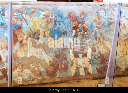 Maya-Wandbilder, Cacaxtla, Mexiko. Buntes mesoamerikanisches Schlachtgemälde aus 650-900n. Chr., präkolumbisches Mexiko, wahrscheinlich maya-Herkunft, maya-Kunst. Stockfoto