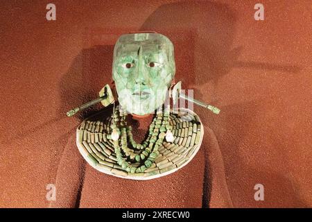 Jade-Todesmaske und andere Effekte von Pakal dem Großen alias Pacal, Maya-König 603-683 n. Chr.; ursprünglich in Palenque, Mexiko beigesetzt. Maya-Artefakte, Stockfoto