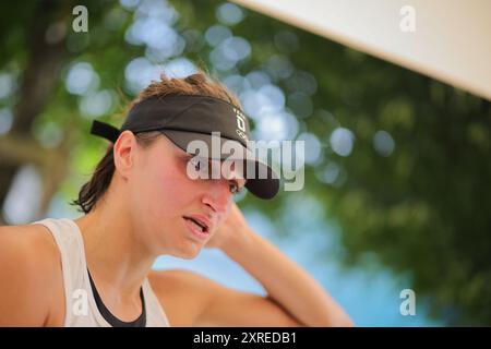 Versailles, Frankreich. August 2024. Olympia, Paris 2024, moderner Pentathlon, Rebecca Langrehr aus Deutschland reagiert nach dem Wettbewerb. Quelle: Rolf Vennenbernd/dpa/Alamy Live News Stockfoto