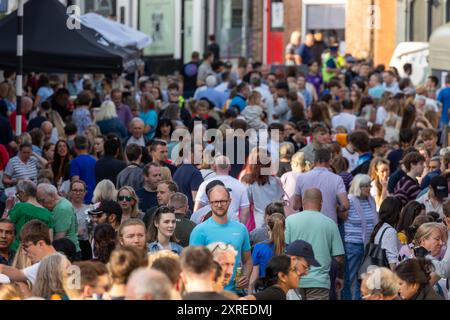 Hunderte von Menschen in einer überfüllten Straße im Dorf Lymm für das Lymm Festival Foodfest Stockfoto