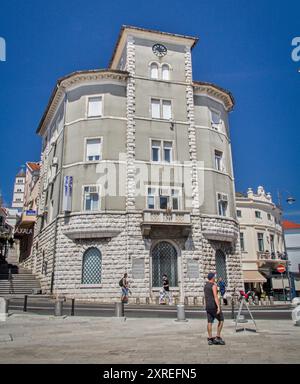 Historische Gebäude in Crikvenica, einem beliebten Urlaubsziel in Kroatien Stockfoto