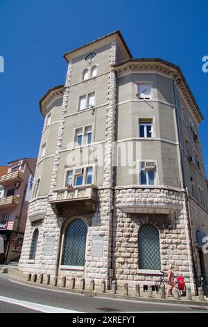 Historische Gebäude in Crikvenica, einem beliebten Urlaubsziel in Kroatien Stockfoto