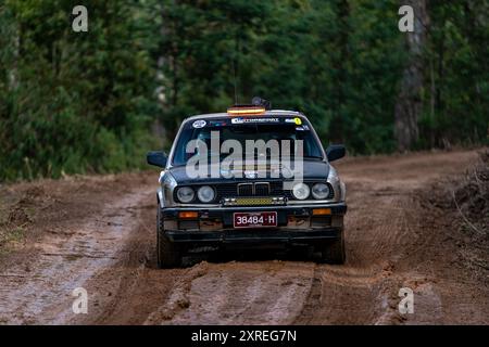 Heyfield, Victoria, Australien. August 2024. Der „0“-Wagen fährt am Samstag bei der Middle of Everywhere Gippsland Rally 2024 durch SS3 vor dem Hauptfeld. (Kreditbild: © James Forrester/ZUMA Press Wire/Alamy Live News) NUR REDAKTIONELLE VERWENDUNG! Nicht für kommerzielle ZWECKE! Stockfoto