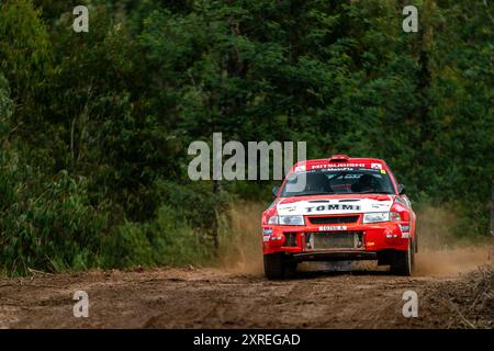 Heyfield, Victoria, Australien. August 2024. CLAYTON HOY & ERIN KELLY (6) navigiert am Samstag bei der Middle of Everywhere Gippsland Rally 2024 durch den nassen und matschigen Abschnitt der SS3. (Kreditbild: © James Forrester/ZUMA Press Wire/Alamy Live News) NUR REDAKTIONELLE VERWENDUNG! Nicht für kommerzielle ZWECKE! Stockfoto