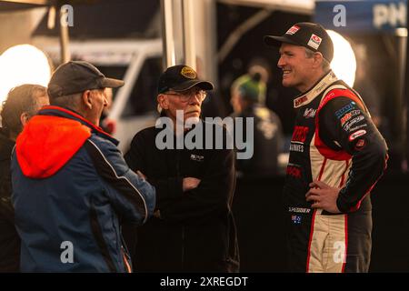 Heyfield, Victoria, Australien. August 2024. SCOTT PEDDER führt Gespräche mit Zuschauern im Servicepark zum Abschluss des Rennens für den Tag bei der Middle of Everywhere Gippsland Rally 2024. (Kreditbild: © James Forrester/ZUMA Press Wire/Alamy Live News) NUR REDAKTIONELLE VERWENDUNG! Nicht für kommerzielle ZWECKE! Stockfoto