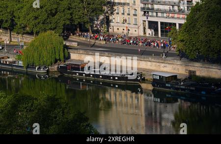 Paris, Frankreich. August 2024. Die Athleten treten während des Athletikmarathons der Männer bei den Olympischen Spielen 2024 in Paris, Frankreich, am 10. August 2024 an. Quelle: Jiang Wenyao/Xinhua/Alamy Live News Stockfoto
