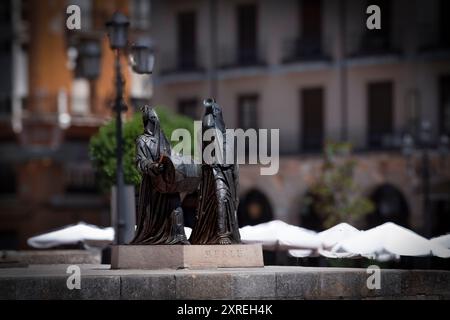 Das Foto zeigt eine Bronzestatue von zwei Kapuzenfiguren, bekannt als „Merlu“, auf Zamoras Plaza Mayor. Sie sind Trommler, legendär für die Karwoche der Stadt Stockfoto