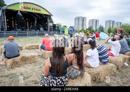 London, Großbritannien. August 2024. Die Einheimischen kommen zum jährlichen Thamesmead Festival, das den Geist, die Einheit und die Kreativität einer der vielfältigsten Städte Großbritanniens feiert. Das Festival findet im Southmere Park statt und wird von der Community für die Gemeinde programmiert, finanziert von der gemeinnützigen Wohnungsbaugesellschaft Peabody und produziert von weltweit führenden Musikproduzenten Serious. Quelle: Stephen Chung / Alamy Live News Stockfoto