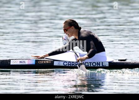 Paris, Frankreich. August 2024. Olympische Spiele 2024 In Paris. Kanu-Sprint. Olympia-Nautikstadion. Paris. Lisa Carrington (NZL) feiert ihre achte (8.) GOLDMEDAILLE bei Olympischen Spielen im Canoe Sprint-Wettbewerb während der Olympischen Spiele 2024 in Paris im Olympischen Nautikstadion in Frankreich. Quelle: Sport In Pictures/Alamy Live News Stockfoto