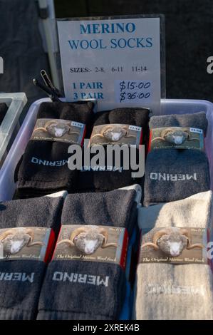 Merino-Wollsocken zum Verkauf an einem Marktstand im Zentrum des wöchentlichen Dorfes Sonntagsmarkt in der malerischen historischen Stadt Evendale neben t Stockfoto