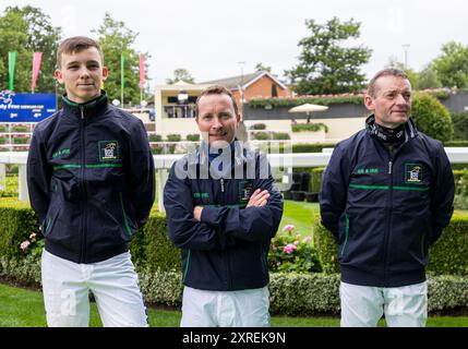 Das britische und irische Team Billy Loughnane, Tadhg O’Shea und Seamie Heffernan stehen vor dem Rennen auf der Ascot Racecourse. Bilddatum: Samstag, 10. August 2024. Stockfoto