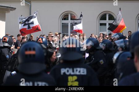 Bautzen, Deutschland. August 2024. Teilnehmer einer rechtsgerichteten Demonstration werden von Polizeibeamten am Bahnhof begleitet. In Bautzen findet eine Christopher Street Day (CSD)-Parade statt; die Abschlussparty nach der Parade wurde von den Organisatoren wegen möglicher Drohungen von Rechtsextremisten abgesagt. Quelle: Sebastian Willnow/dpa/Alamy Live News Stockfoto