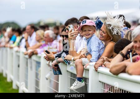 Zuschauer beobachten das Rennen auf der Ascot Racecourse. Bilddatum: Samstag, 10. August 2024. Stockfoto