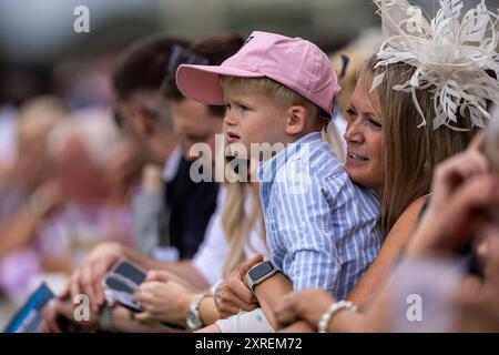 Zuschauer beobachten das Rennen auf der Ascot Racecourse. Bilddatum: Samstag, 10. August 2024. Stockfoto
