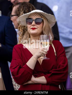 Zuschauer auf der Ascot Racecourse. Bilddatum: Samstag, 10. August 2024. Stockfoto