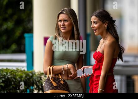 Zuschauer auf der Ascot Racecourse. Bilddatum: Samstag, 10. August 2024. Stockfoto