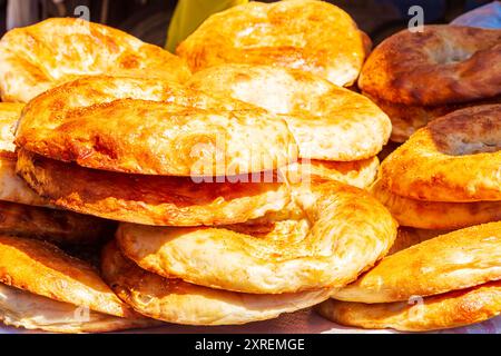 Traditionelle orientalische Fladenbrote. Usbekisches Tandoor-Brot auf einem Basar in Samarkand, Usbekistan. Stockfoto