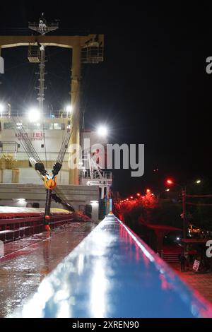 Nächtlicher Blick auf das Deck eines angedockten Frachtschiffes in Sulina, Rumänien Stockfoto