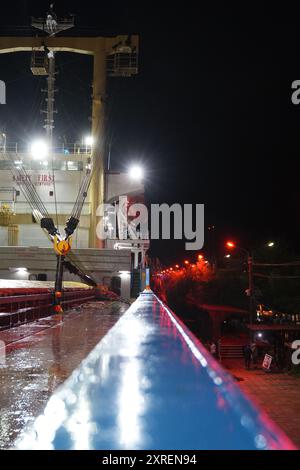 Nächtlicher Blick auf das Deck eines angedockten Frachtschiffes in Sulina, Rumänien Stockfoto