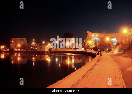 Abendliche Riverside Promenade in Tulcea, Rumänien mit Reflexionen auf dem Wasser Stockfoto